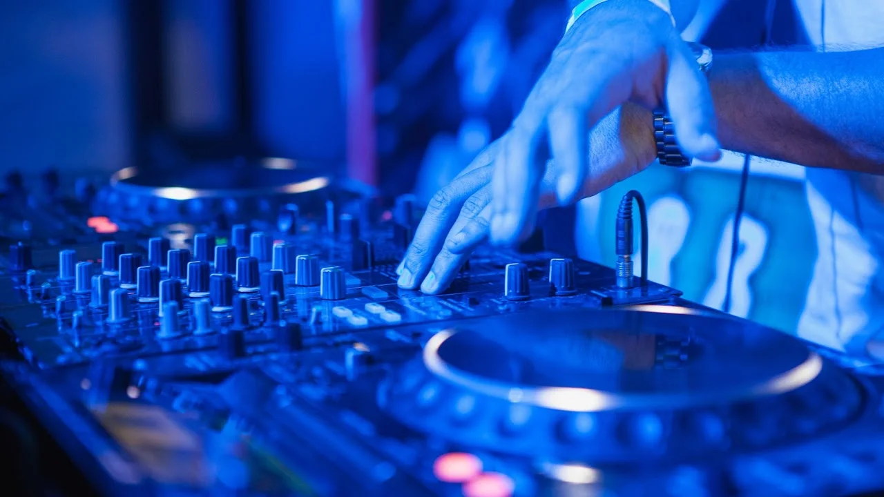 DJ na poslu